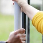 Adesivo-antivirale-antibatterico-manico-tram